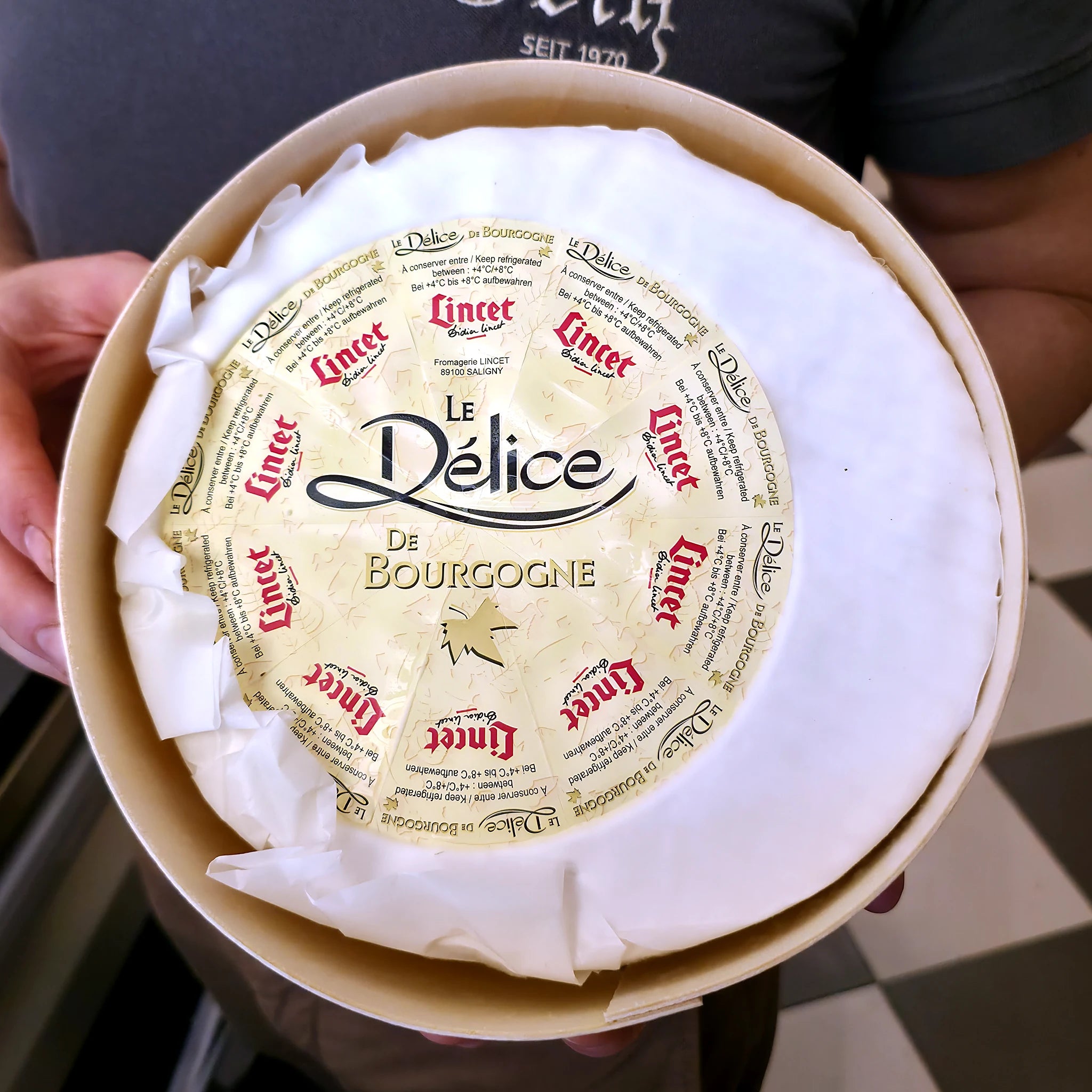 Ganzer Laib Délice de Bourgogne in der Holzspanschachtel, Lincet-Etikett von oben