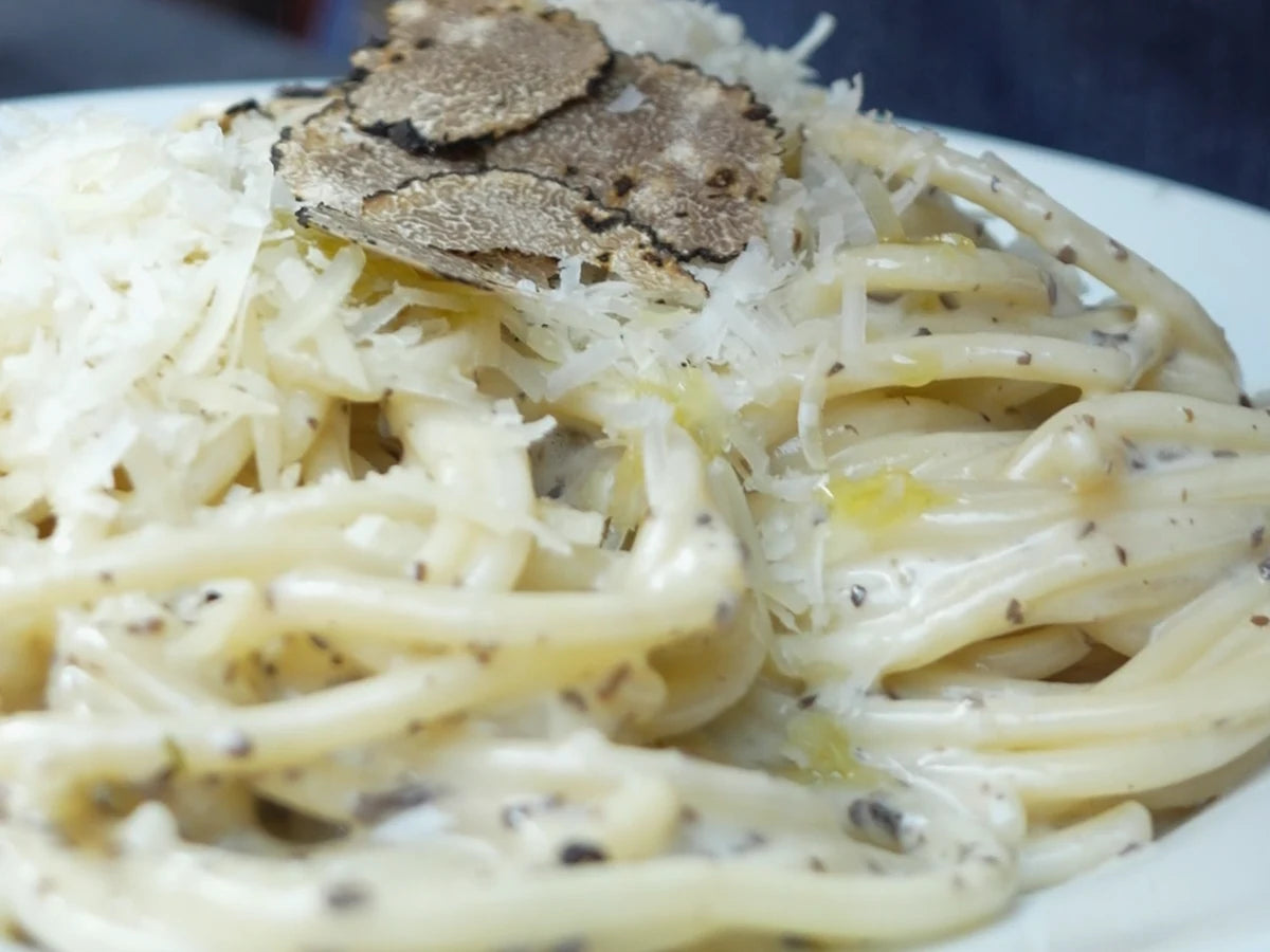 Trüffelpasta mit frisch gehobeltem Trüffel und Parmesan auf dem Teller