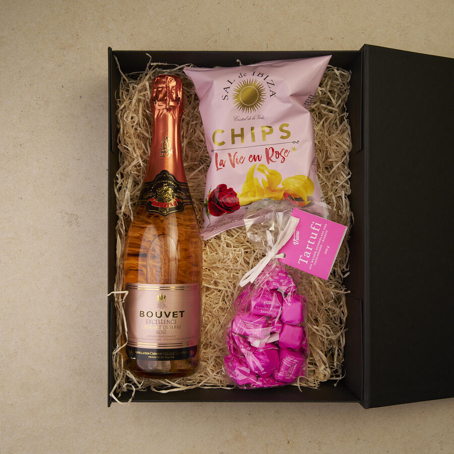 Geschenkbox Perlenmoment klein, geöffnet: Bouvet Crémant Rosé, Chips La Vie en Rose und Tartufi Panna Cotta