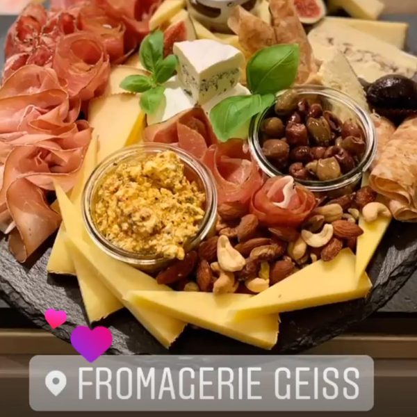 Käse- und Schinkenplatte der Fromagerie Geiß mit Oliven und Nüssen
