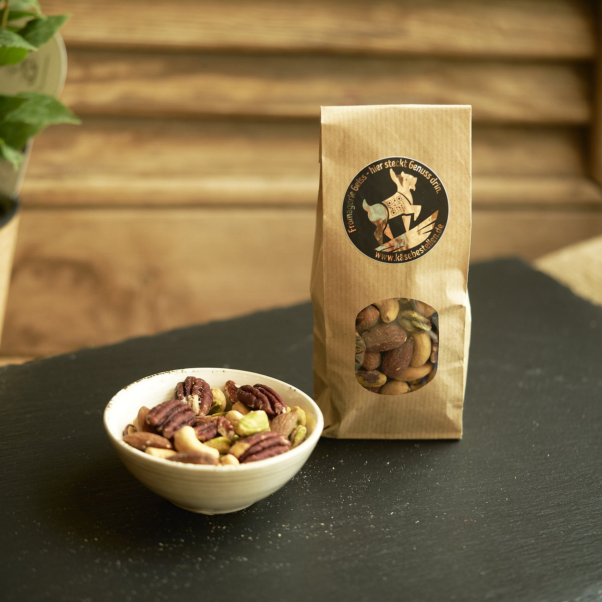 Nussmix Finest mit Cashew, Mandel, Pekan und Pistazie – Schälchen und Tüte
