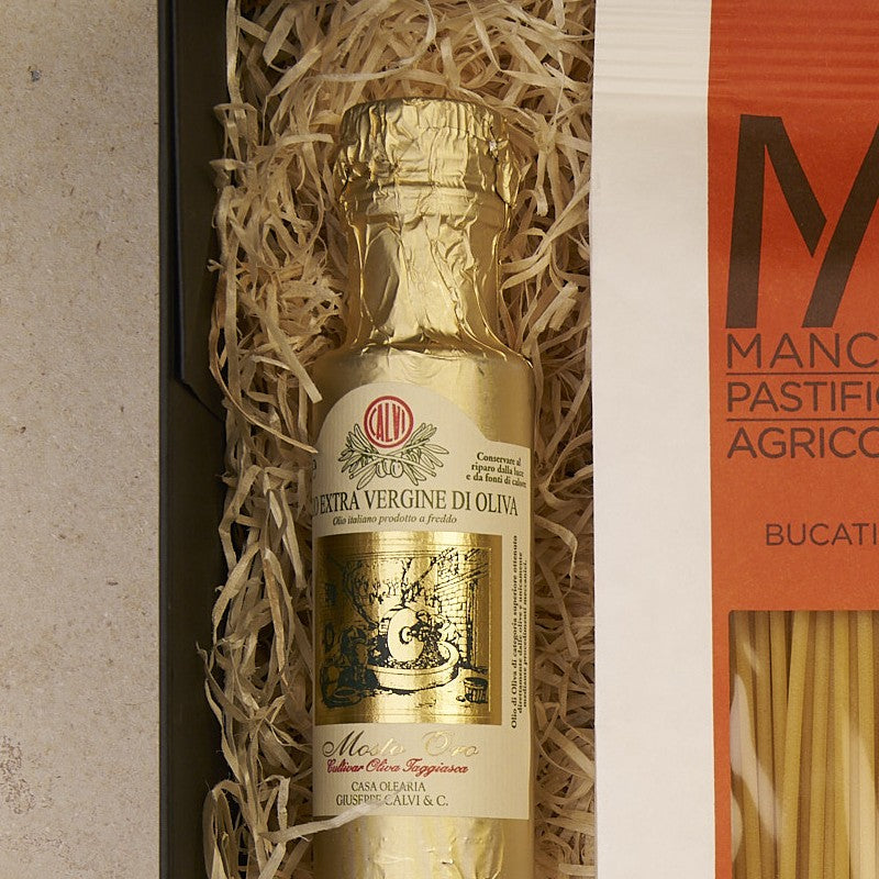 Olio Extra Vergine „Mosto Oro“ von Calvi im Goldpapier, in der Geschenkbox auf Holzwolle