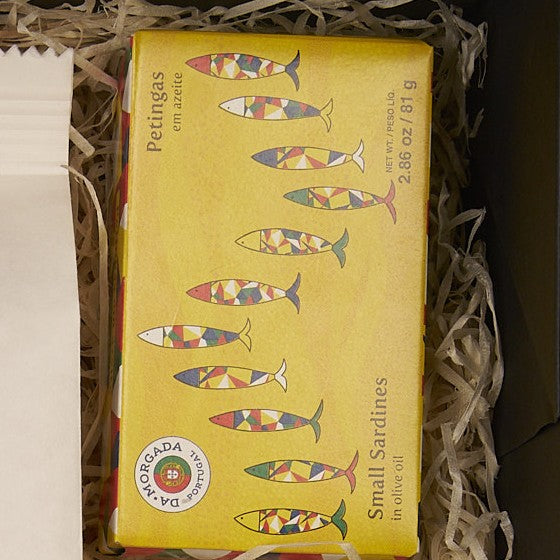 Small Sardines in Olivenöl von Da Morgada in der Geschenkbox auf Holzwolle