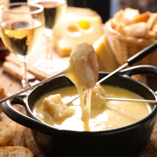 Fondue kräftig – frisch geriebene würzige Schweizer Käsemischung für Käsefondue