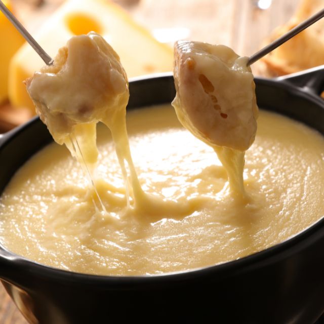 Fondue mild – frisch geriebene Schweizer Käsemischung für Käsefondue