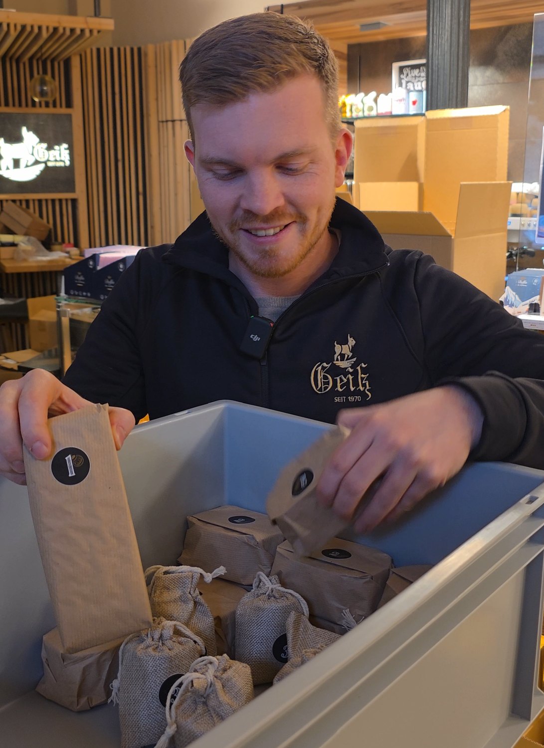 Bild aus dem letzten Jahr: Manuel Geiß packt die nummerierten Päckchen in der Fromagerie