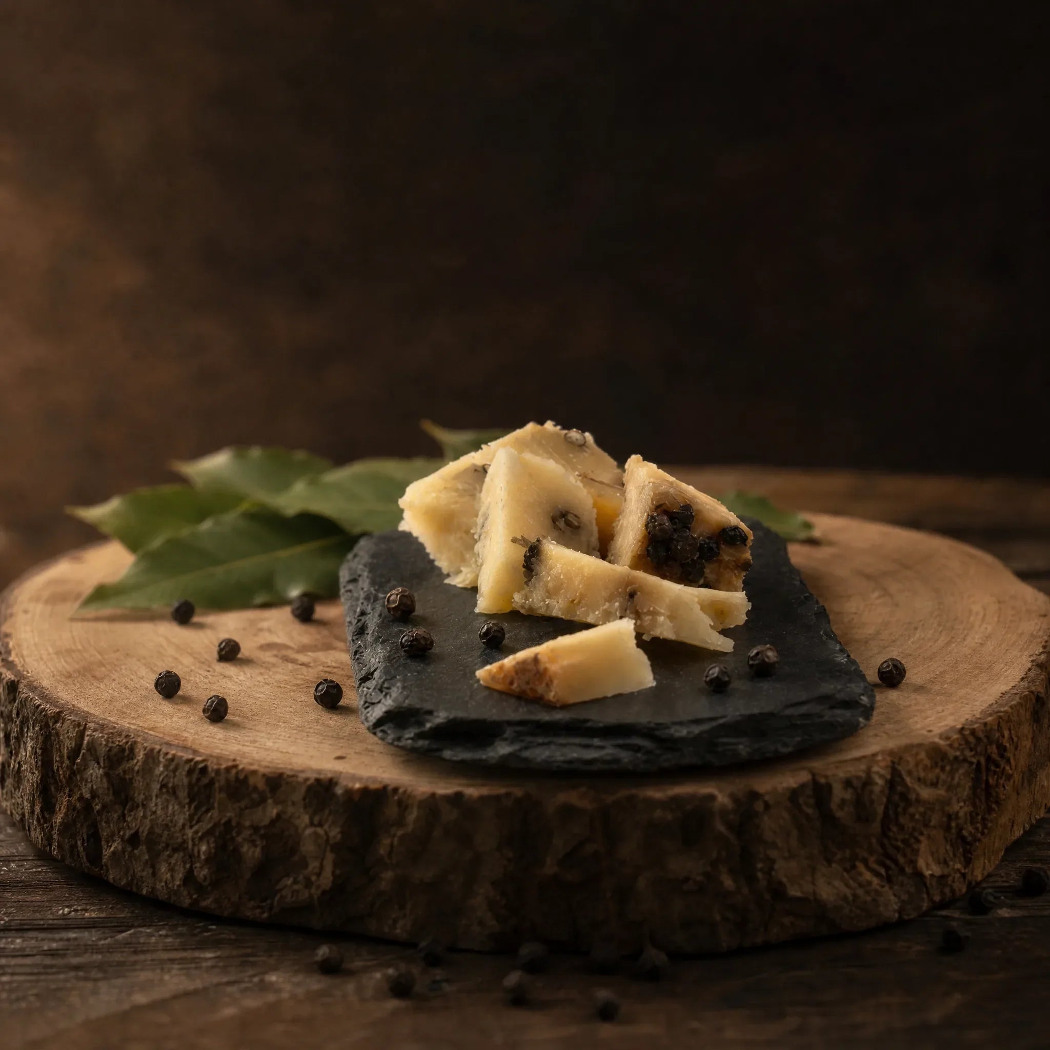 Canestrato Pepato – Käsestücke mit Pfefferkörnern