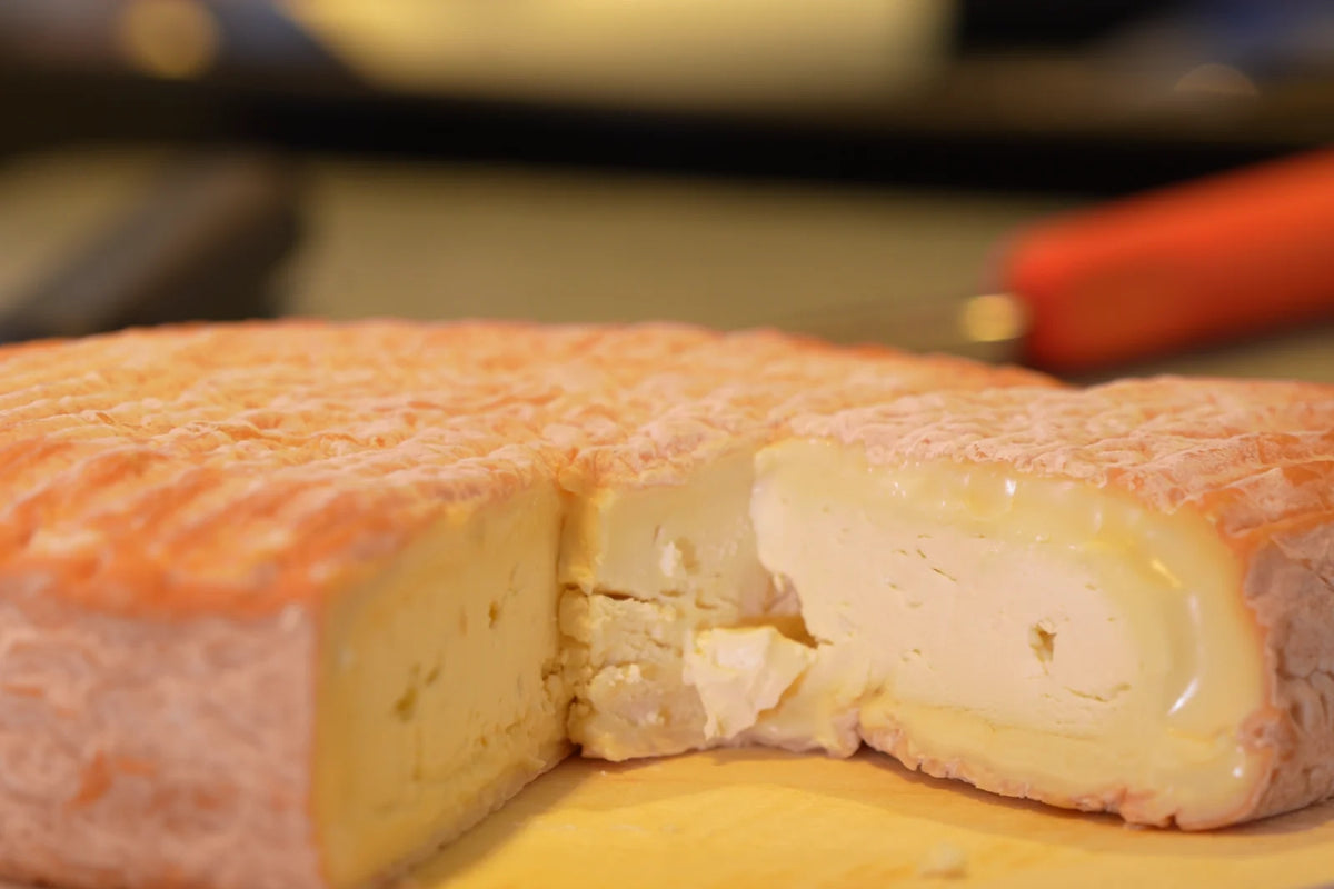 Angeschnittener Weichkäselaib mit cremigem Kern