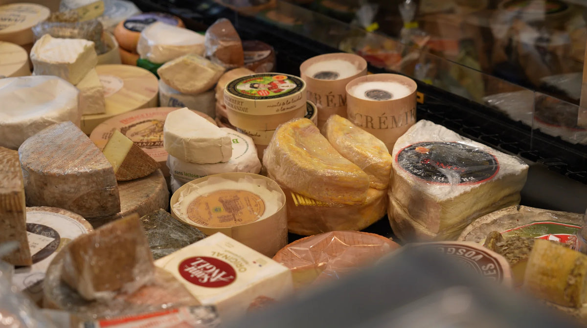 Gefüllte Käsetheke der Fromagerie Geiß mit vielen verschiedenen Sorten