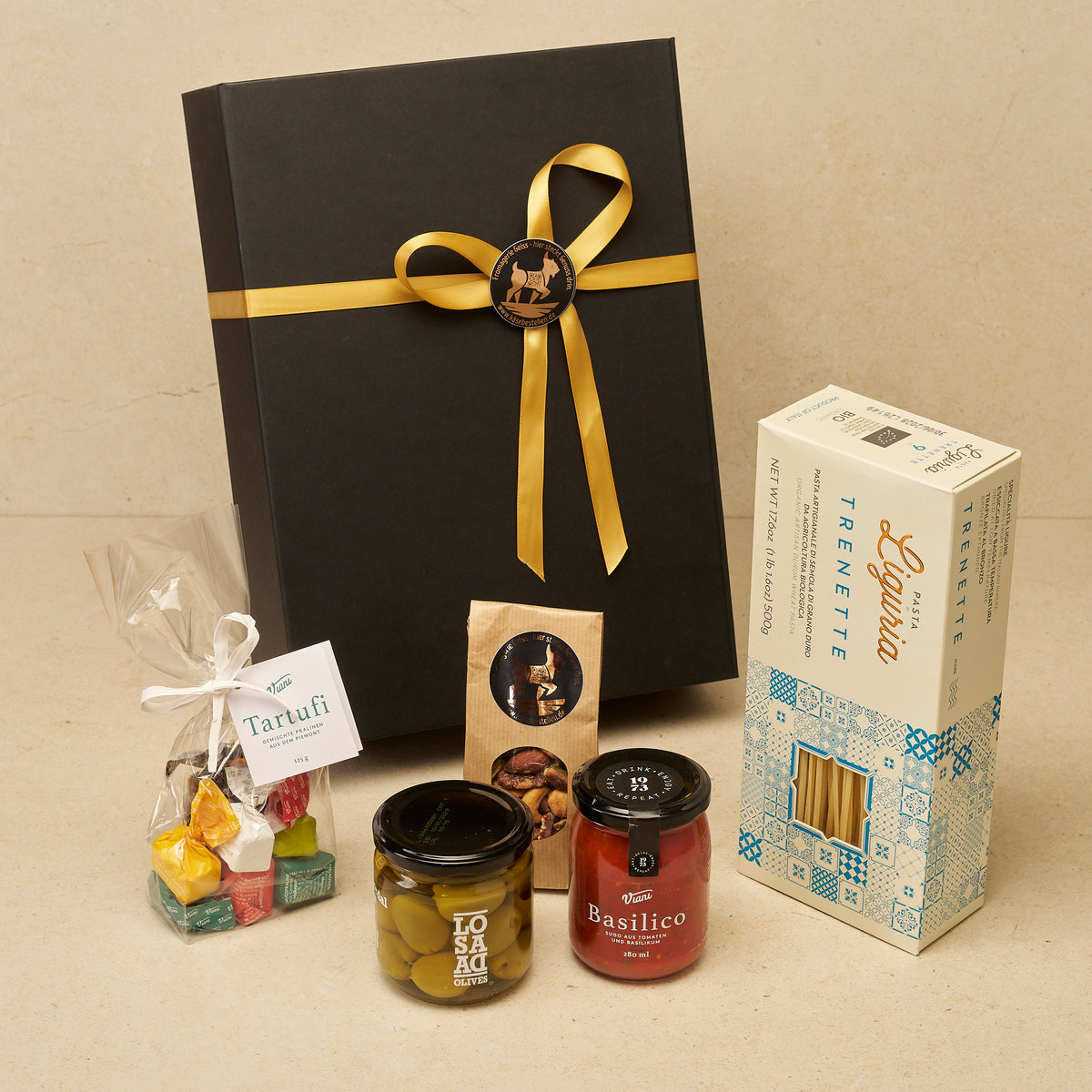 Geschenkbox Pastaliebe: Inhalt vor der schwarzen Magnetbox mit Goldband
