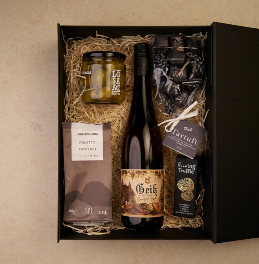 Geschenkbox Trüffelglück groß mit Wein, geöffnet: Risotto al Tartufo, Trüffelöl, Tartufi Extraneri, Gordal-Oliven, Geiß Sauvignon Blanc