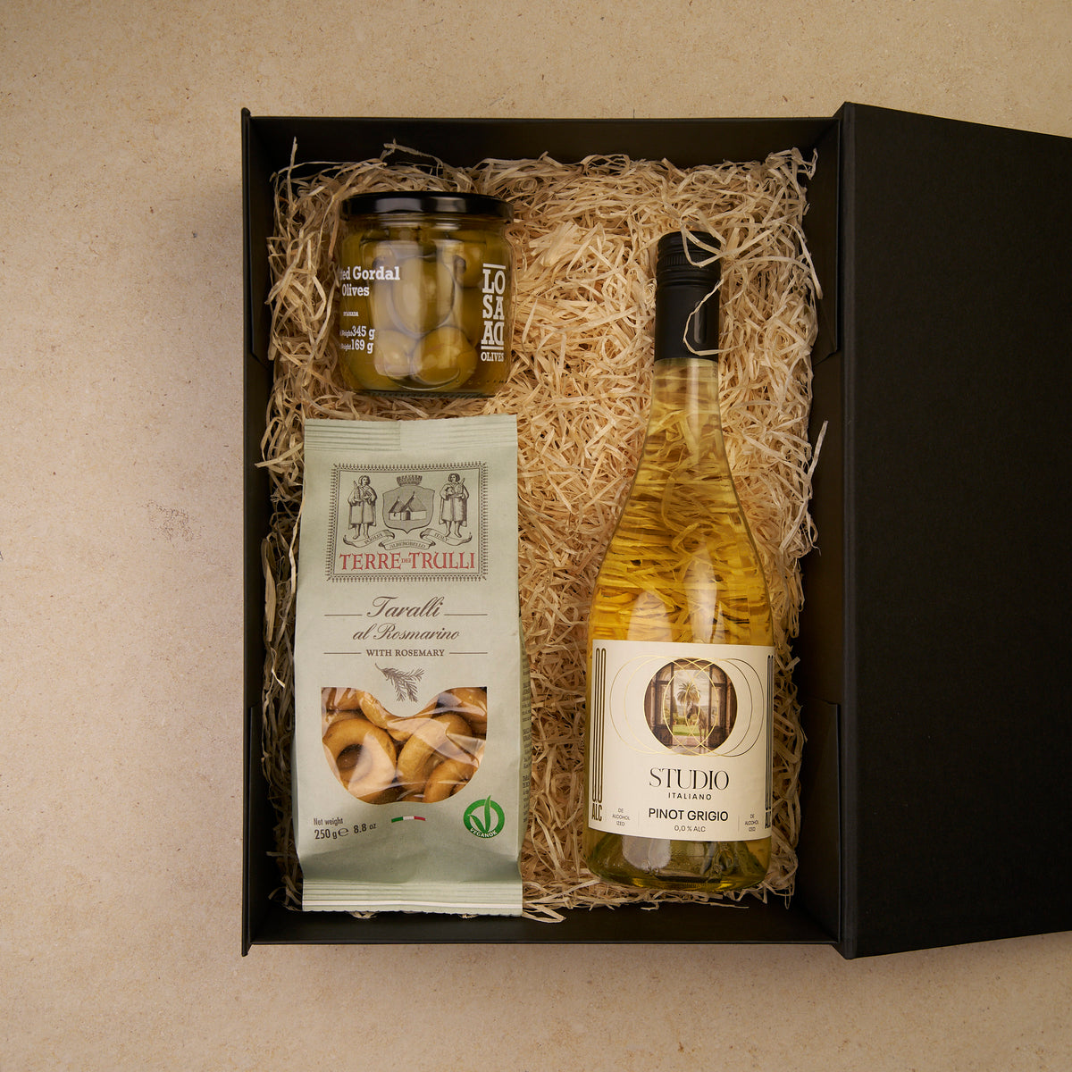 Geschenkbox Weingruß klein alkoholfrei, geöffnet: Pinot Grigio „Studio Italiano“, Taralli und Gordal-Oliven