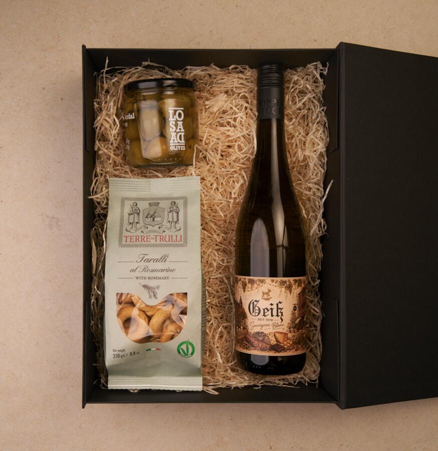 Geschenkbox Weingruß klein, geöffnet: Geiß Sauvignon Blanc, Taralli und Gordal-Oliven