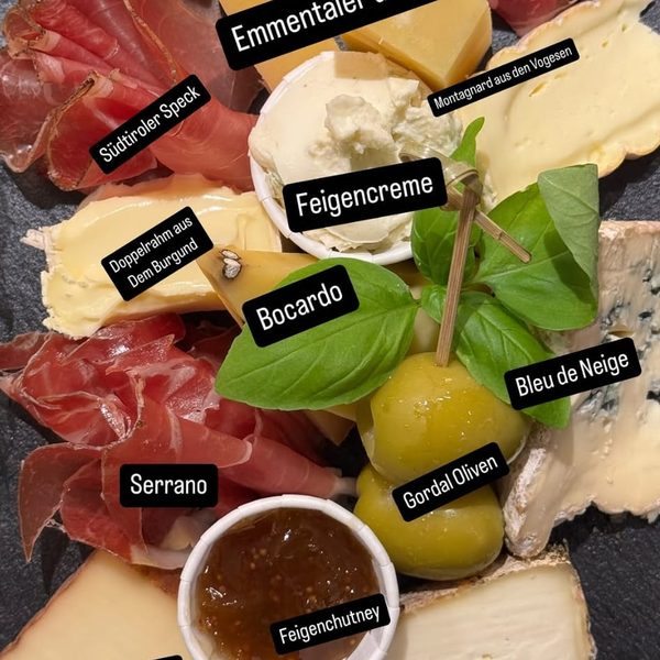 Käseplatte mit Sortenbeschriftung – von Feigencreme bis Bleu de Neige