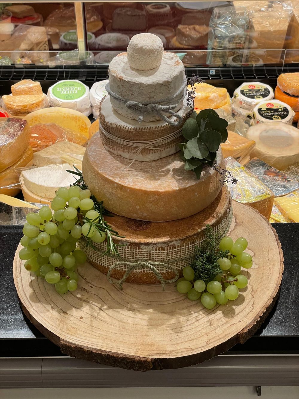 Schlichte dreistöckige Käsetorte auf einer Baumscheibe