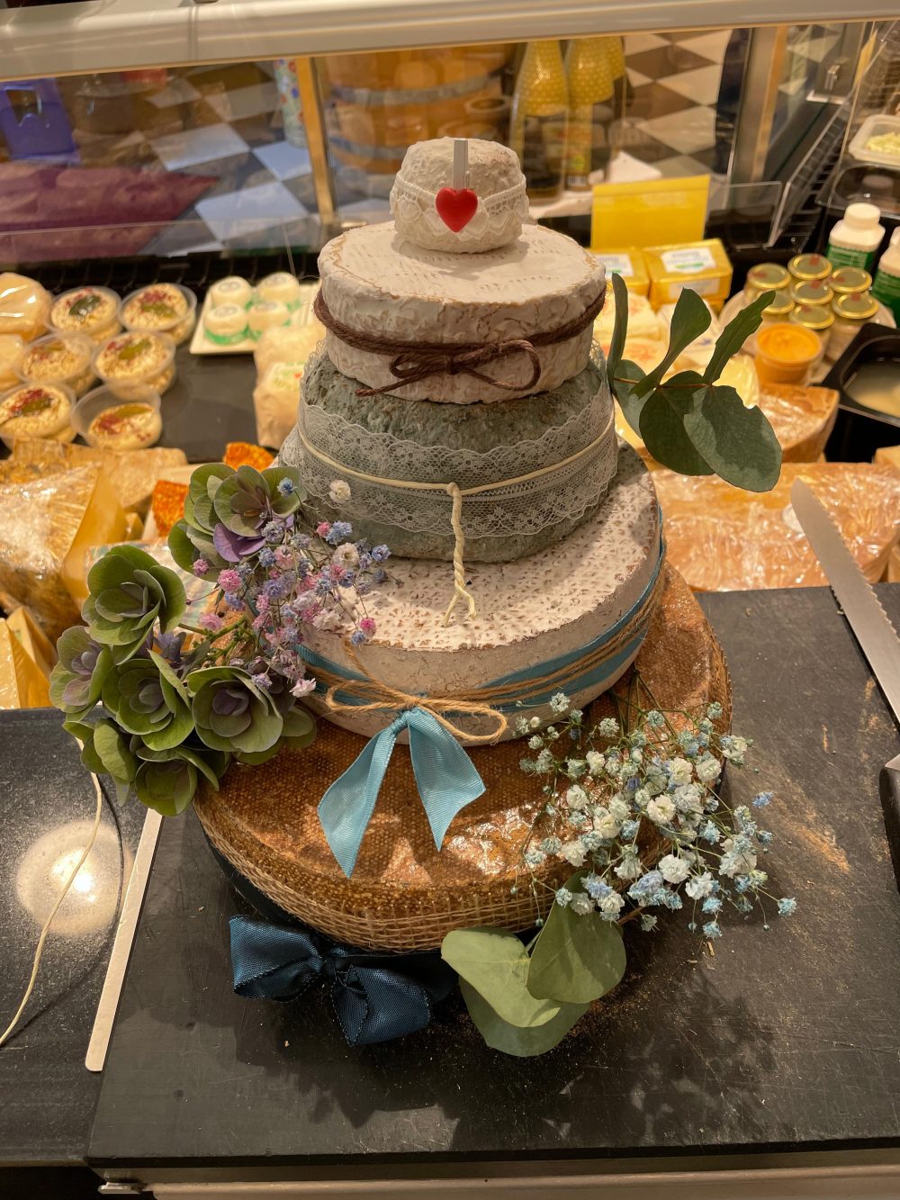 Schlicht gehaltene Käsetorte mit Eukalyptus und hellblauem Band