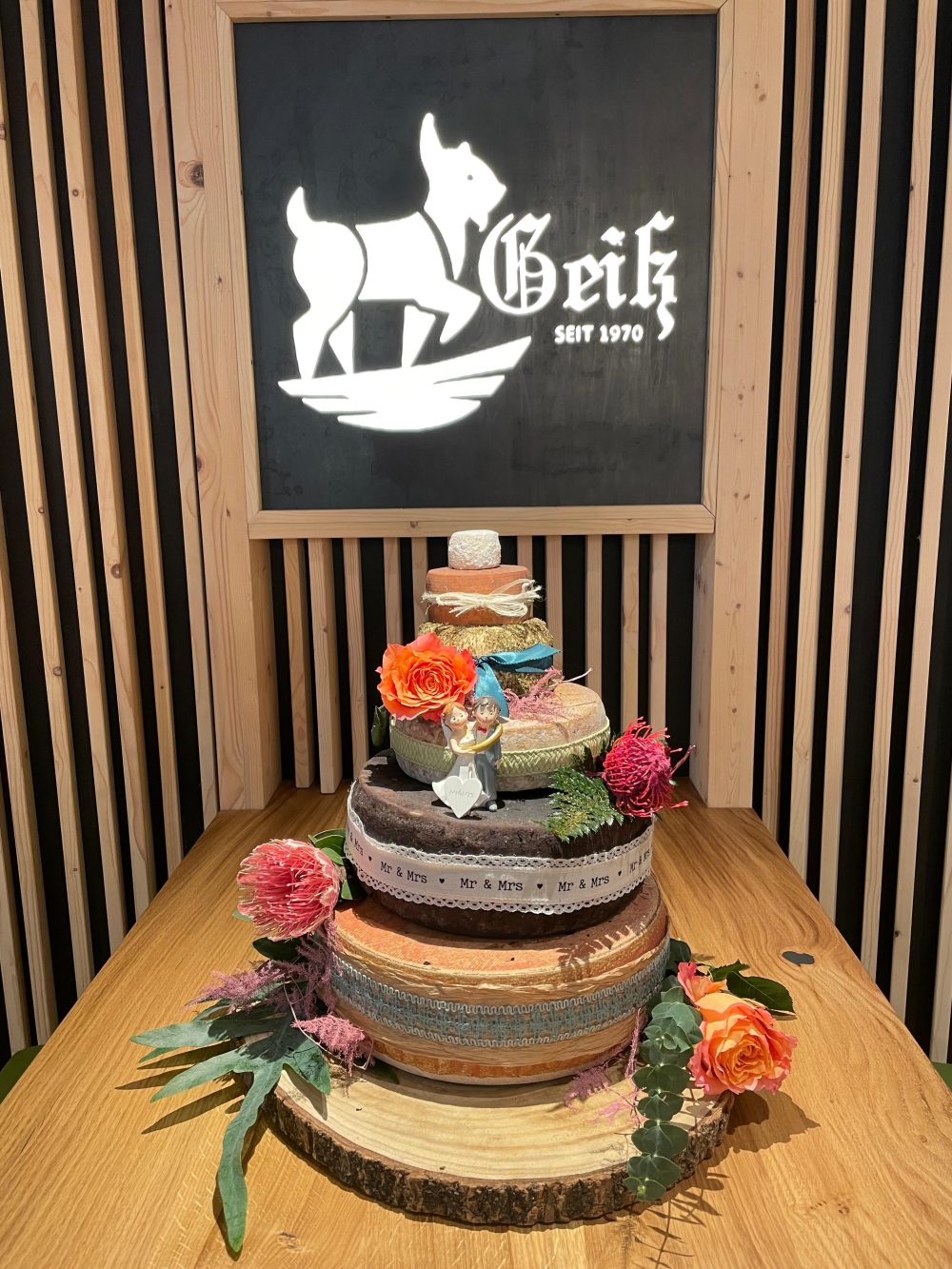 Fertig aufgebaute Käsetorte vor der Geiß-Tafel im Laden, kurz vor der Übergabe