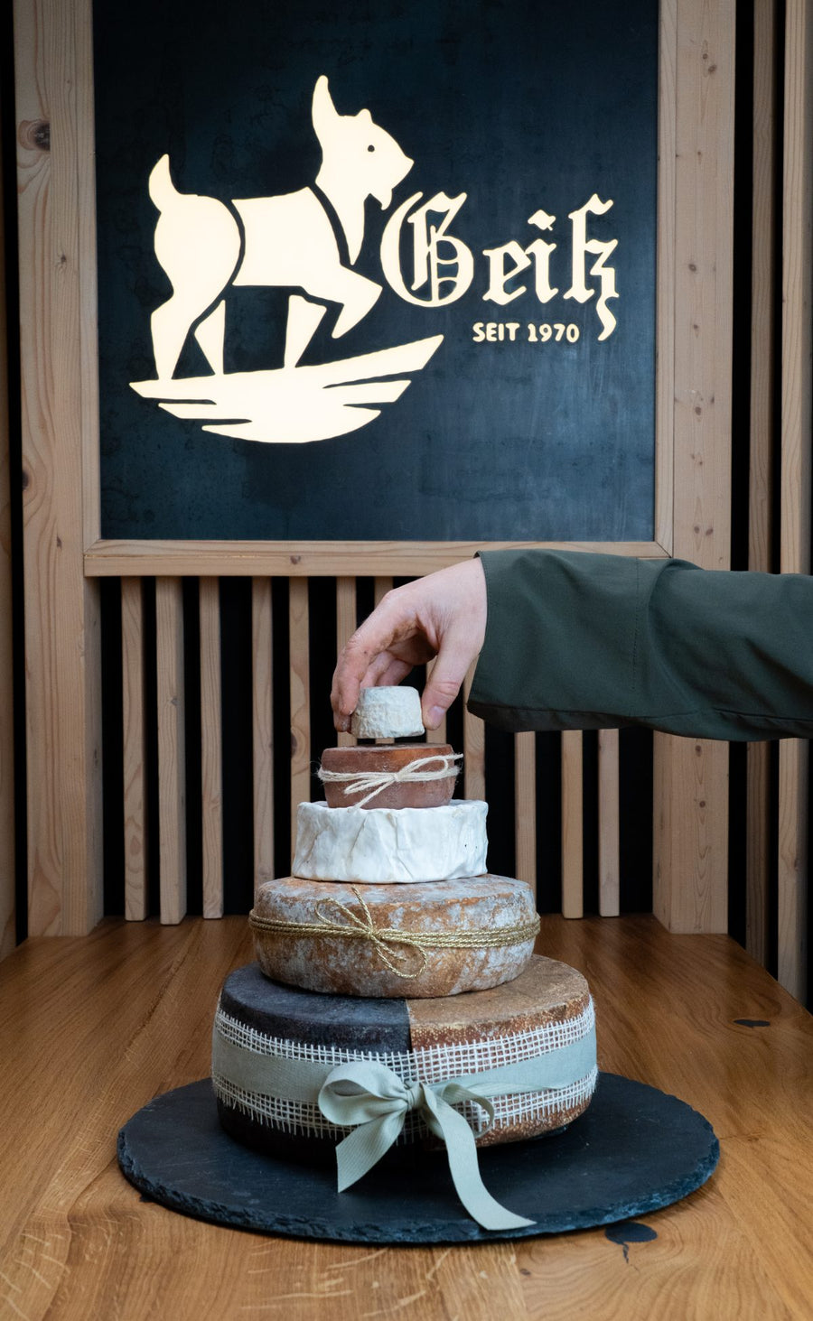 Käsetorte wird im Laden der Fromagerie Geiß aufgebaut