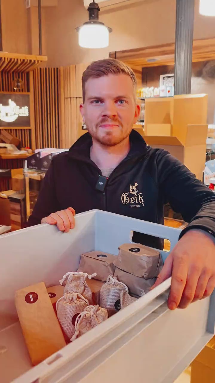 Video aus dem Jahr 2025: Manuel Geiß stellt den Käse-Adventskalender der Fromagerie Geiß vor