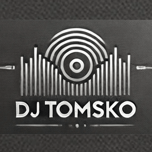Der Schriftzug DJ Tomsko über einem Plattenteller.