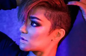 DJane Marusia Taylor im roten und blauen Bühnenlicht.