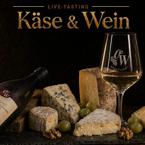 Weinglas mit Weinfurtner-Gravur, Käse und Trauben — Motiv zum Tasting Käse & Wein.