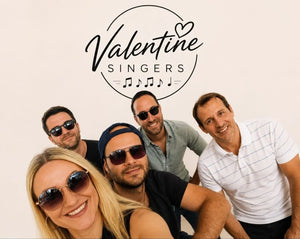 Die fünf Valentine Singers dicht beieinander, darüber ihr Schriftzug.