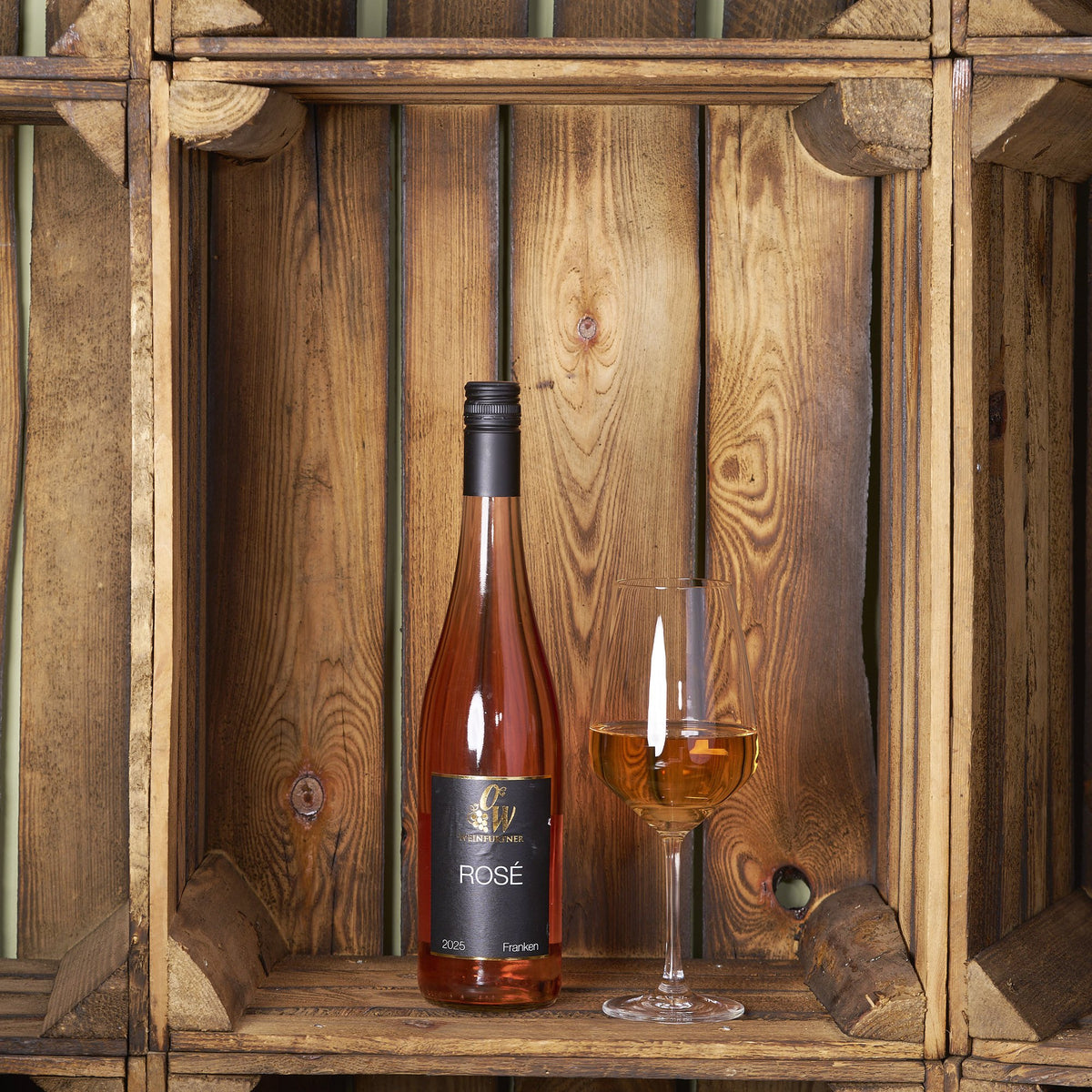 Rosé Franken vom Weingut Weinfurtner mit Glas in der Holzkiste