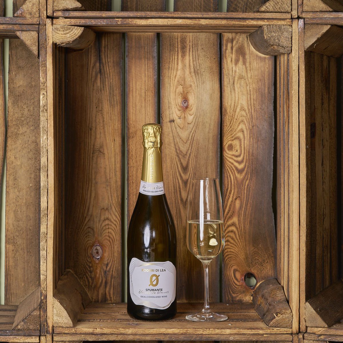 Spumante „Blanc de Blancs“, dealkoholisiert, mit Glas in der Holzkiste