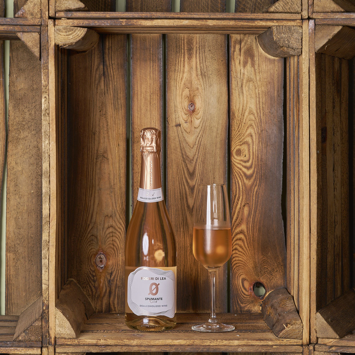 Spumante Rosé, dealkoholisiert, mit Glas in der Holzkiste
