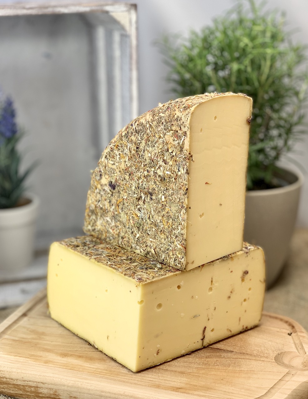 WILDBLÜTEN - Aromatischer Schnittkäse mit floraler Naturrinde WILDBLÜTEN - Aromatischer Schnittkäse mit floraler Naturrinde