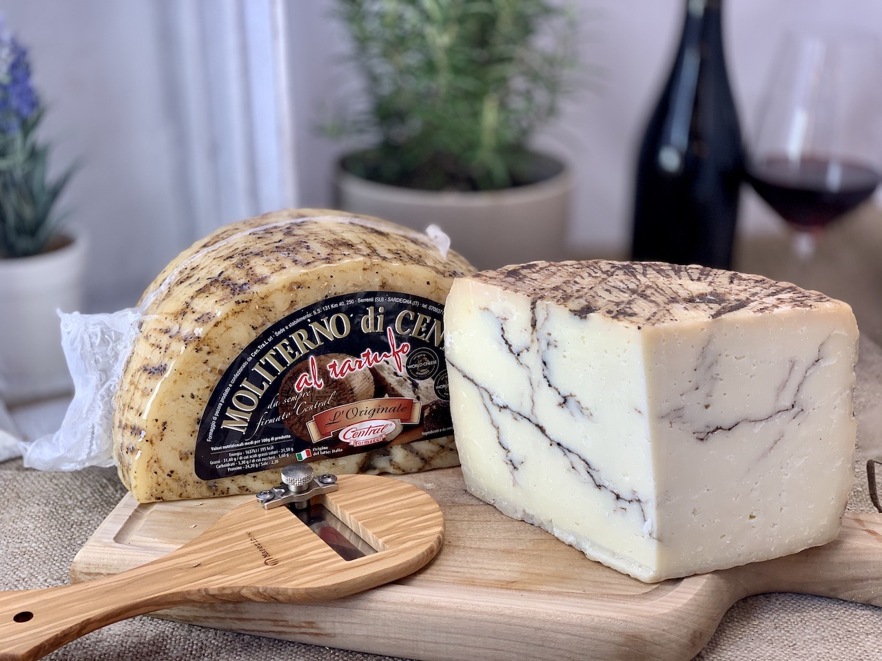 MOLITERNO - Italienischer Pecorino mit schwarzem Trüffel MOLITERNO - Italienischer Pecorino mit schwarzem Trüffel