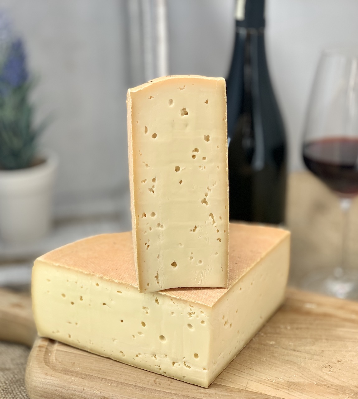 AAREWASSER - Schweizer Schnittkäse aus dem Berner Oberland AAREWASSER - Schweizer Schnittkäse aus dem Berner Oberland